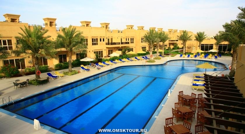 Бассейн в отеле Al Hamra Beach & Golf Resort 